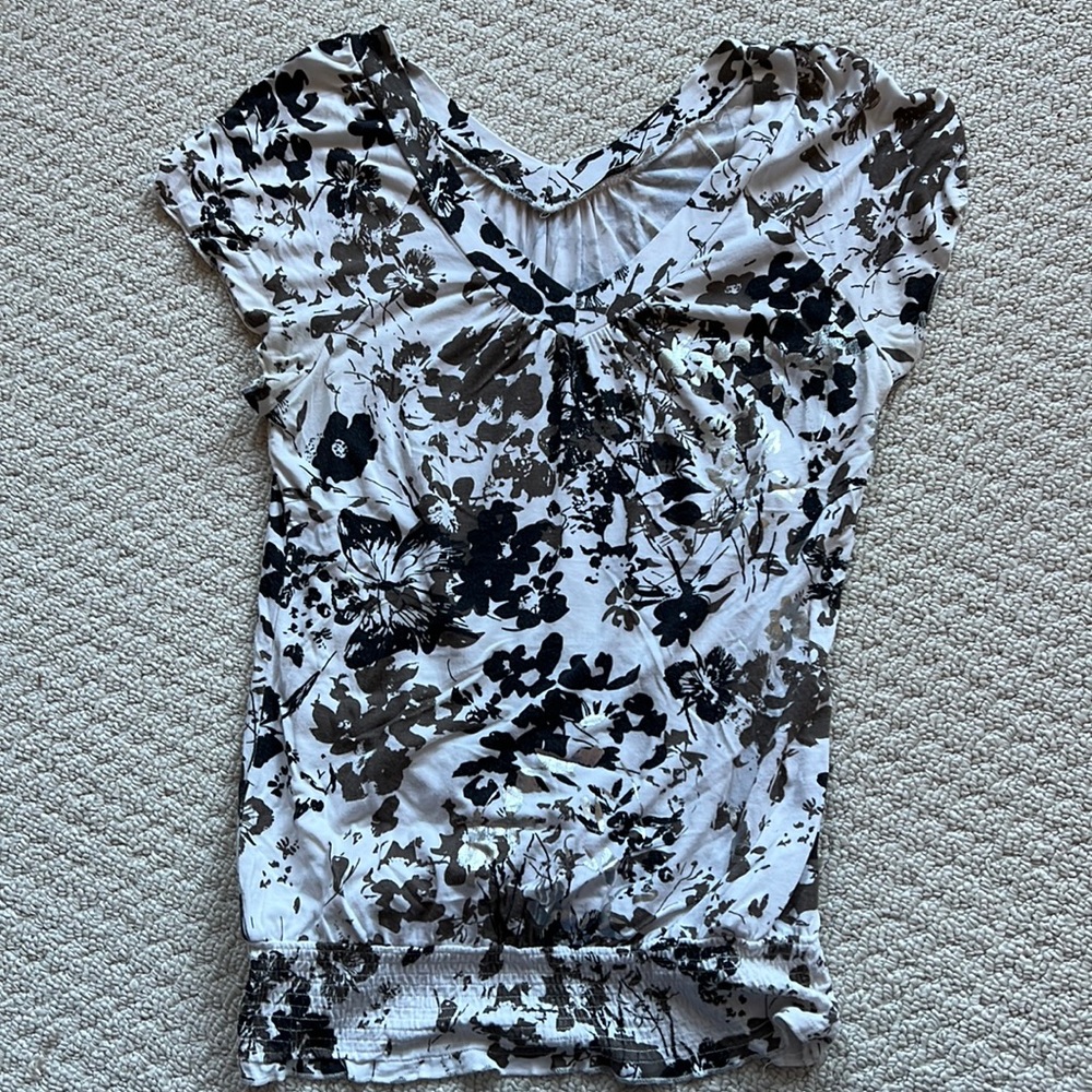Ricki’s V-neck t-shirt, size XS